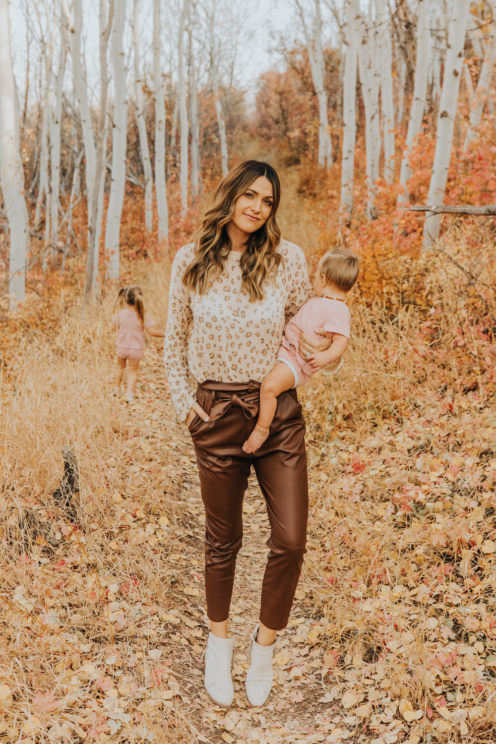 Casual Fall Outfits With Brown Leather Pants